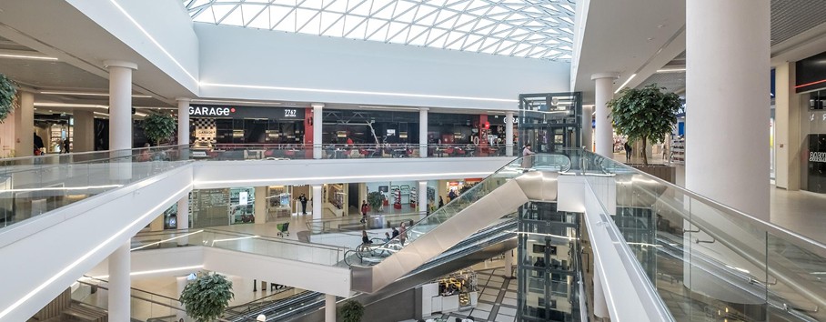 retail space integrating online and offline shopping with click and collect zones, digital displays, and seamless customer journey